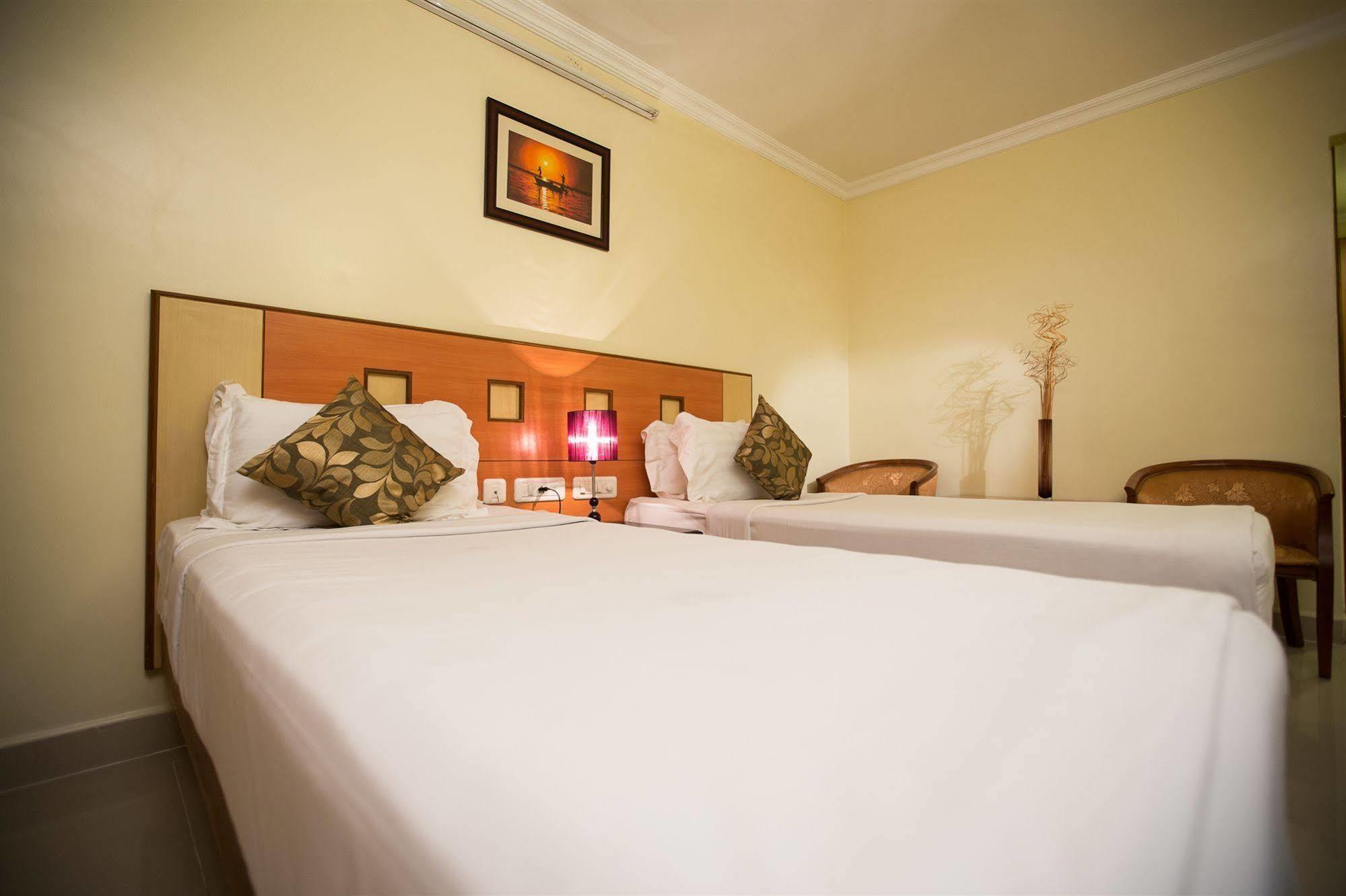 Taz Kamar Family Hotel Chennai Bagian luar foto